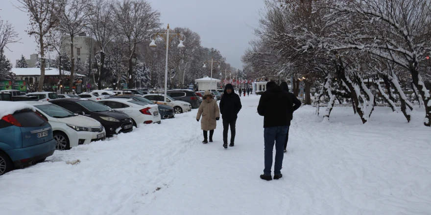 Malatya’da Kar Sevinci: Okullar Tatil Oldu, Cadde ve Sokaklar Şenlendi