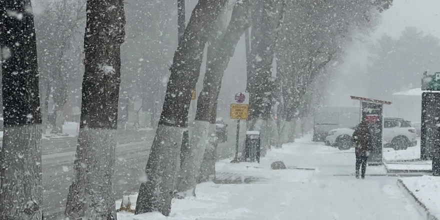 Malatya’da Kar Yağışı Etkisini Artırdı, Ulaşımda Aksamalar Yaşanıyor