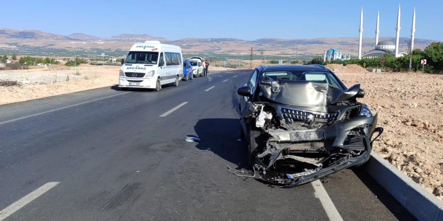 Malatya’da minibüs ile otomobil çarpıştı: 9 yaralı