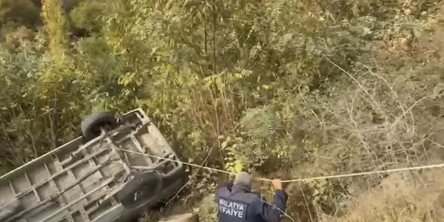 Malatya’da Panelvan Minibüs Ağaçlık Alana Devrildi: 3 Yaralı