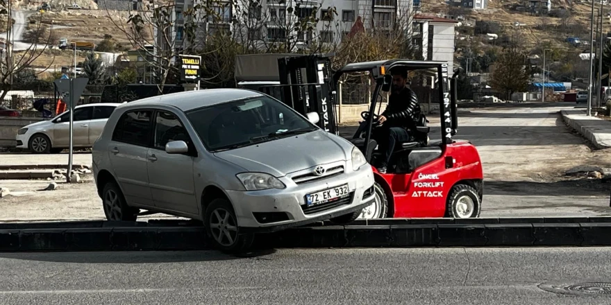 Malatya’da Refüje Çıkan Otomobil Forklift Operasyonu İle İndirildi