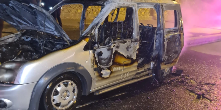 Malatya’da seyir halindeki hafif ticari araç alev alev yandı