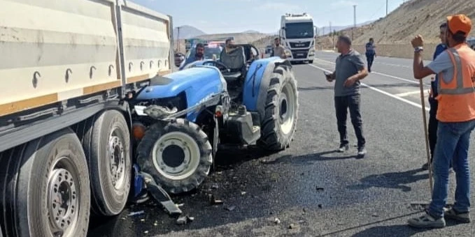 Malatya’da tır ile traktör çarpıştı: 1 yaralı