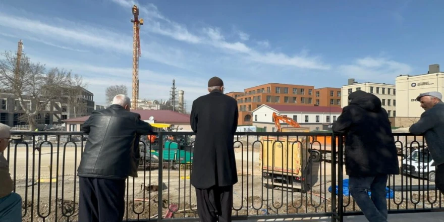 Malatya’da Yaşlılar Gün Boyu İnşaatları İzliyor: Eski Çarşının Hasreti Sürüyor