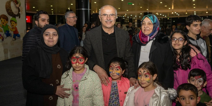 MALCOLM X TİYATRO OYUNU İZLEYİCİLERDEN TAM NOT ALDI