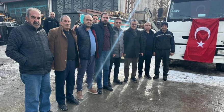 50 Metrelik Vinçle Türk Bayrağı Gökyüzünde Dalgalandı