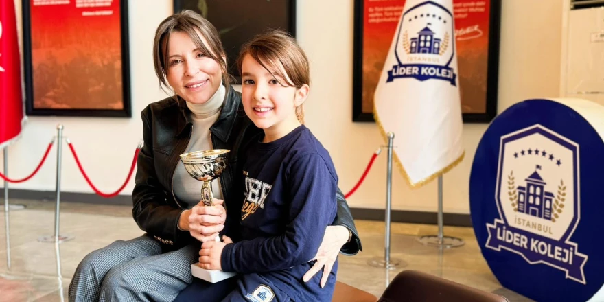 Adana’da nefes kesen parkur, minik şampiyon: 7 yaşındaki Yasmin Çetin binicilik yarışlarında birinci oldu