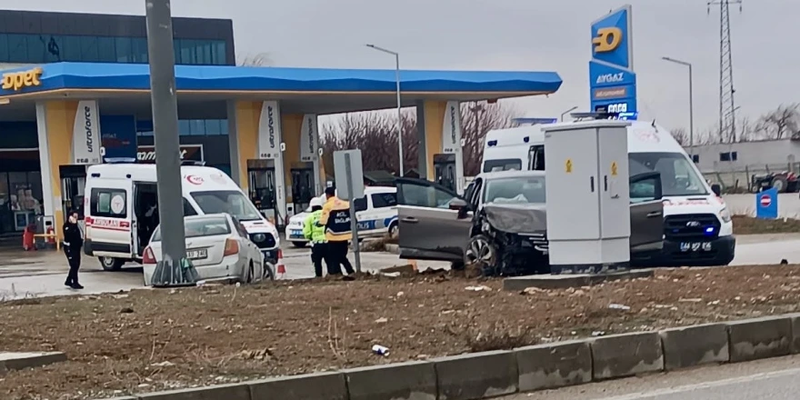 Akçadağ’da iki otomobil çarpıştı: 4 yaralı