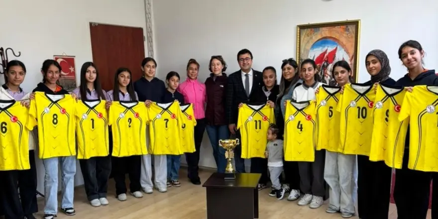 Anadolu Set Voleybol Ekibinden Anlamlı Destek