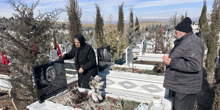 Anne Kızına, Baba Oğluna Sarılı Defnedildi: 6 Şubat’ın Acısı Malatya’da Dinmiyor