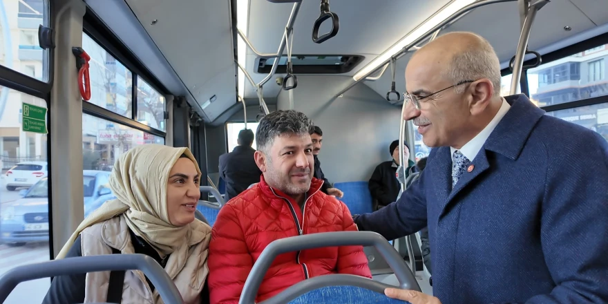 Başkan Er, 8 Mart Dünya Kadınlar Gününde Kadınlara Çiçek Takdim Etti