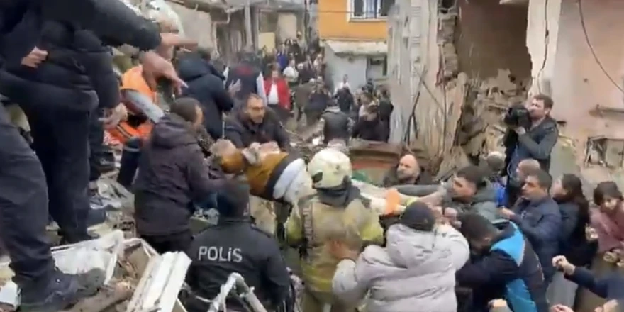 Fatih’te Doğal Gaz Patlaması: 2 Bina Çöktü, 7 Kişi Kurtarıldı