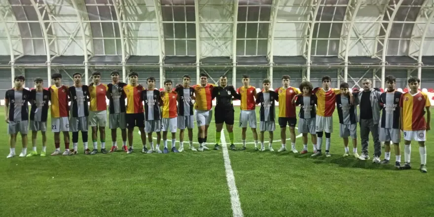 Galata Spor Turnuvada Hem Kızlar Hem Erkeklerle Mücadele Etti