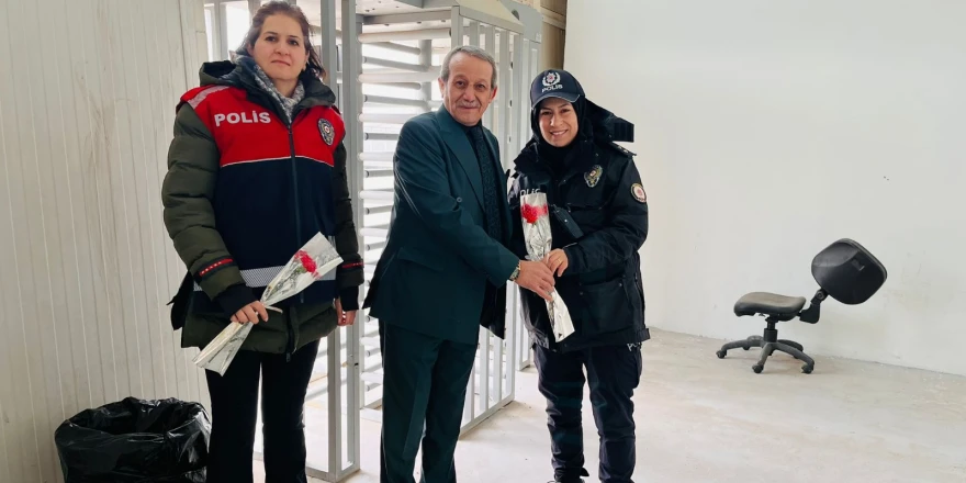 İş İnsanı Yalçın, Kadınlar Günü’nde Karanfil Dağıttı