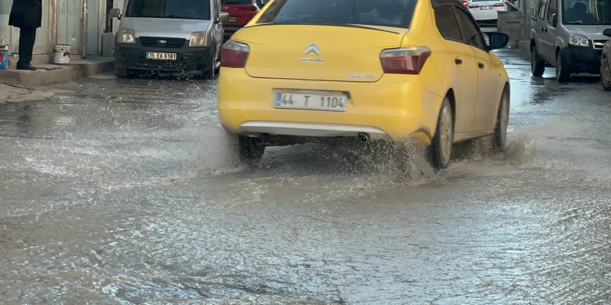 Malatya’da İçme Suyu Hattı Patladı, Sokaklar Sular Altında Kaldı