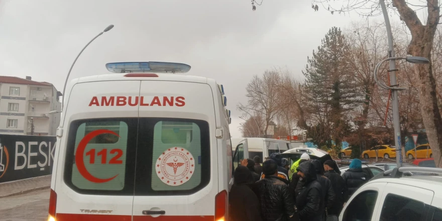 Malatya’da İşçi Servisi İle Otomobil Çarpıştı: 2 Yaralı