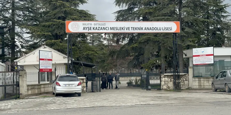 Malatya’da Okul Önünde Bıçaklı Kavga: 1 Öğrenci Yaralandı
