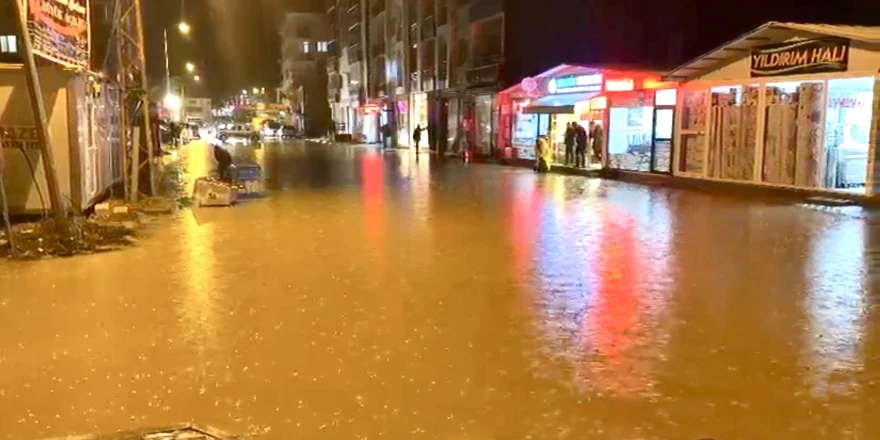 Malatya’da Sağanak Yağış Yolları Göle Çevirdi, Doğanşehir’de Dükkanları Su Bastı