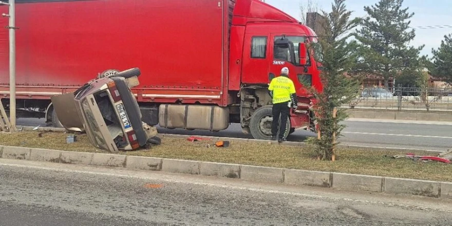 Malatya’da Tır İle Otomobil Çarpıştı: 1 Araç Yan Yattı