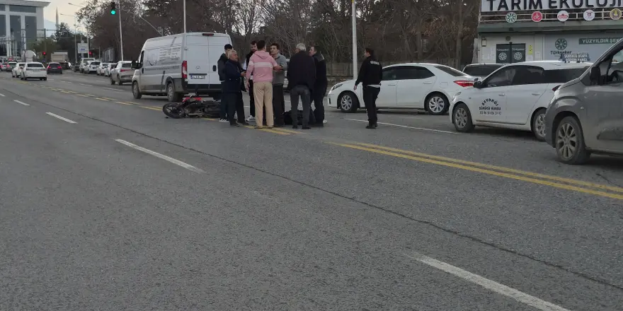 Otomobilin Çarptığı Motosiklet Sürücüsü Yaralandı