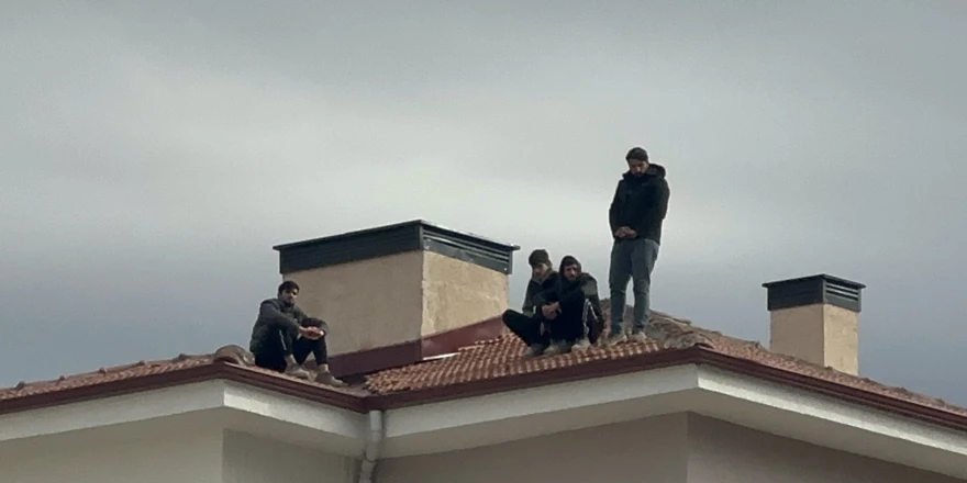 Paralarını Alamayan İşçiler Çatıya Çıktı