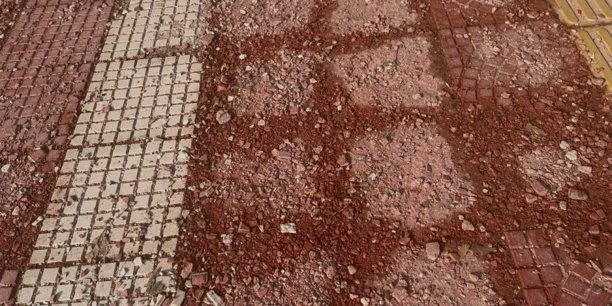 Pembe Yol Çakıl Taşına Döndü