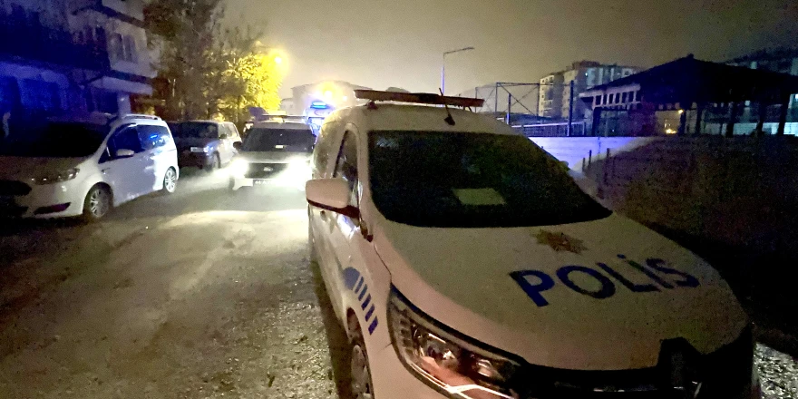 Polisten Kaçan Ehliyetsiz Sürücü Duvara Çarparak Yaralandı