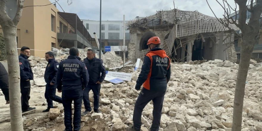 Restorasyon Yapılan Tarihi Camide Çökme: 1 Yaralı