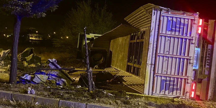 Tır Devrilmesi Nedeniyle Ulaşım Aksadı
