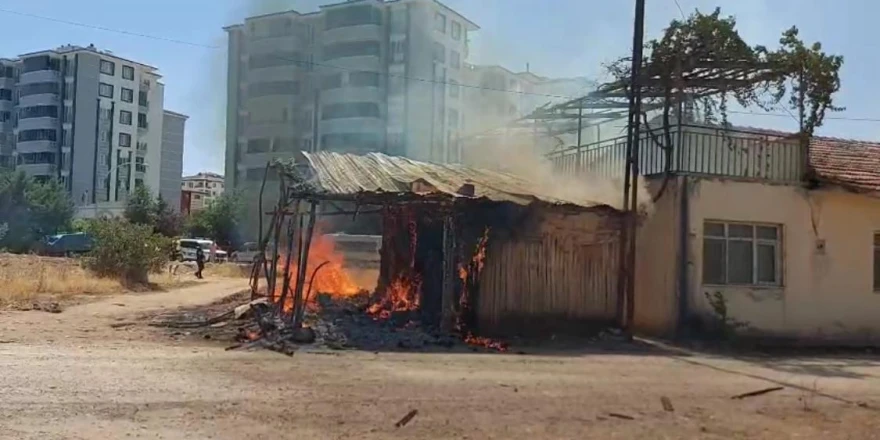 Metruk evde piknik tüpü patladı, yangın çıktı