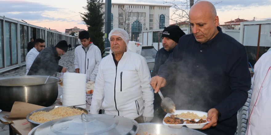 Millet Bahçesi’nde Ramazan Bereketi: Binlerce Kişiye İftar ve Gıda Desteği