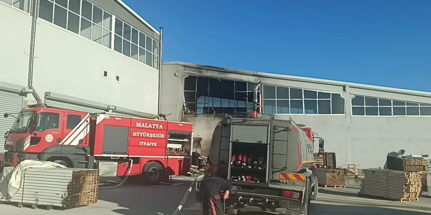 Mobilya imalathanesinde çıkan yangın korkuttu