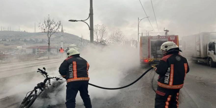 Motosiklet seyir halindeyken alev alev yandı