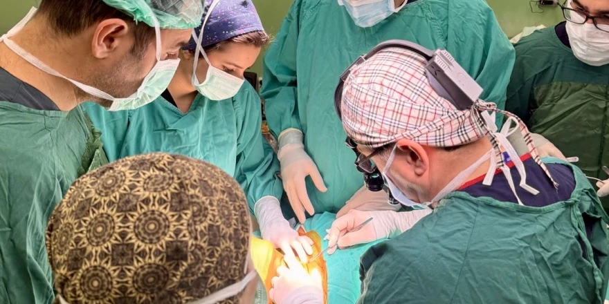 Nefes Borusu Daralan Hasta Hayata Nadir Ameliyatla Tutundu