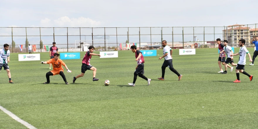 Ödüllü 3.Uluslararası Yeşilyurt Futbol Turnuvası Başladı