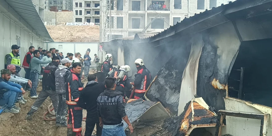 ORDUZU TOKİ İNŞAAT ALANINDA KONTEYNER YANGINI: İTFAİYE HIZLICA MÜDAHALE ETTİ
