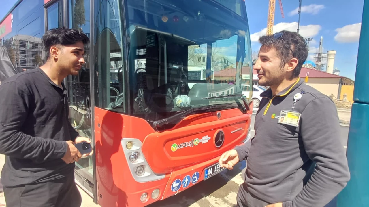 Otobüste Türkü Sürprizi: 21 Yaşındaki Genç Yolculara Moral Oldu