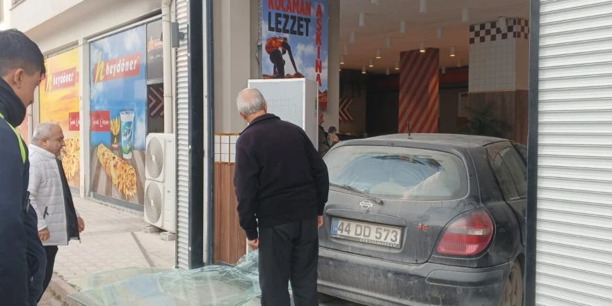 Otomobili ile Dönerci Salonuna Daldı, O Anlar Kameralara Yansıdı