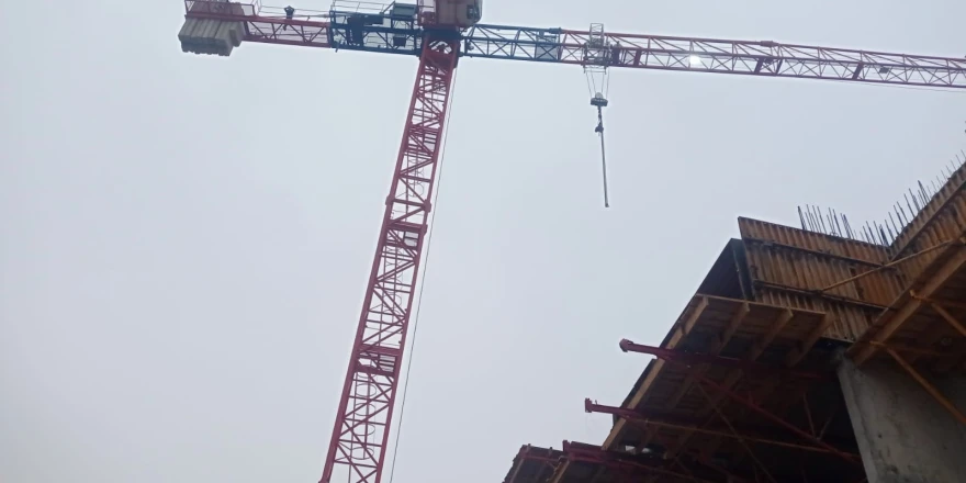 Paralarını Alamayan İşçiler İsyan Edip Kule Vinçe Çıktı