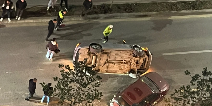 Park Halindeki Araca Çarpan Otomobil Ters Döndü: Sürücü Kaçtı