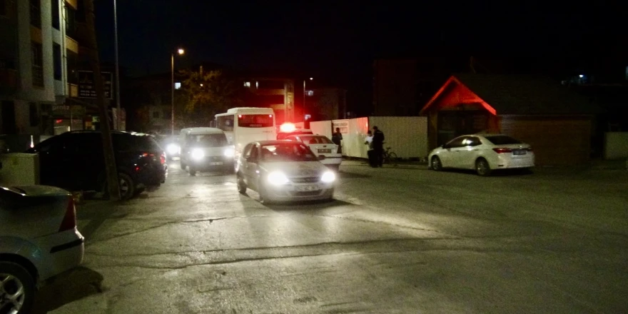 Polis Aracına Çarpan Bisikletli Kız Çocuğu Yaralandı