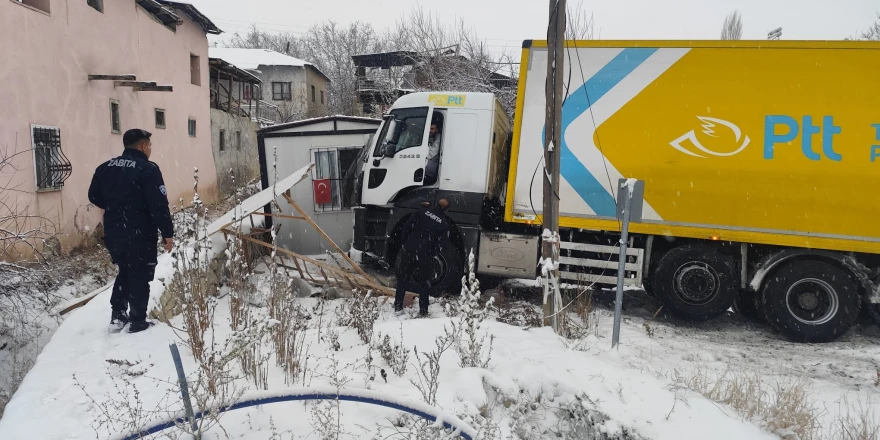 PTT Kargo Aracı Karlı Yolda Kontrolden Çıktı