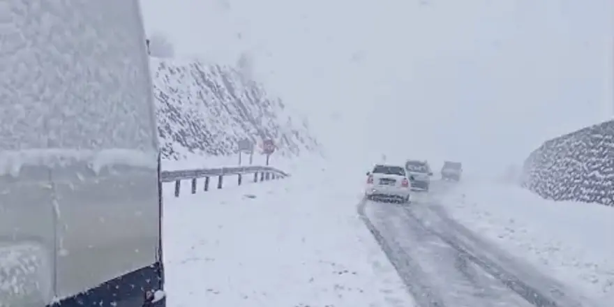 Pütürge Yolunda Kar Esareti: Araçlar Mahsur Kaldı