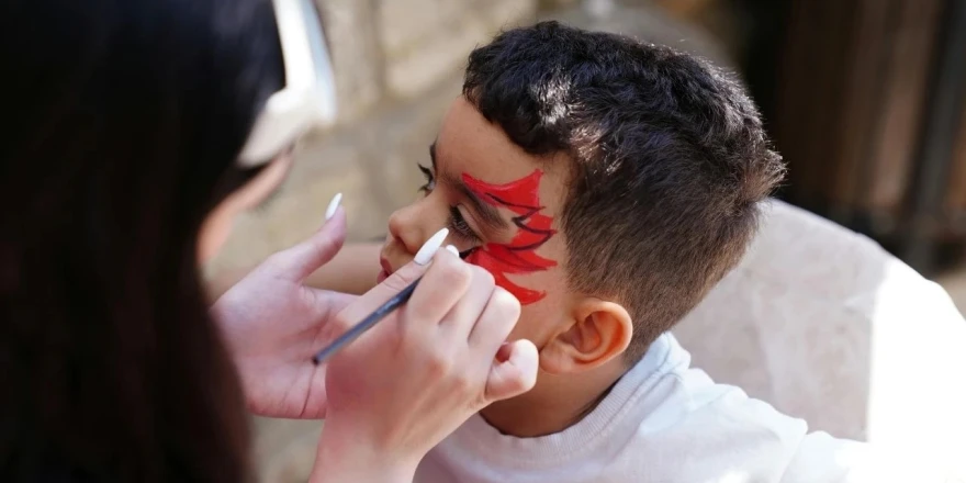 Sağlık Bakanlığı’ndan Çocuklarda Yüz Boyama Uyarı: “Güvenlik Testi Yapılmamış Ürünlerden Uzak Durun”