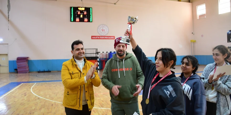 Şampiyonluğu Mahmut Çalık Anadolu Lisesi Kız ve Erkek Takımları Elde Etti