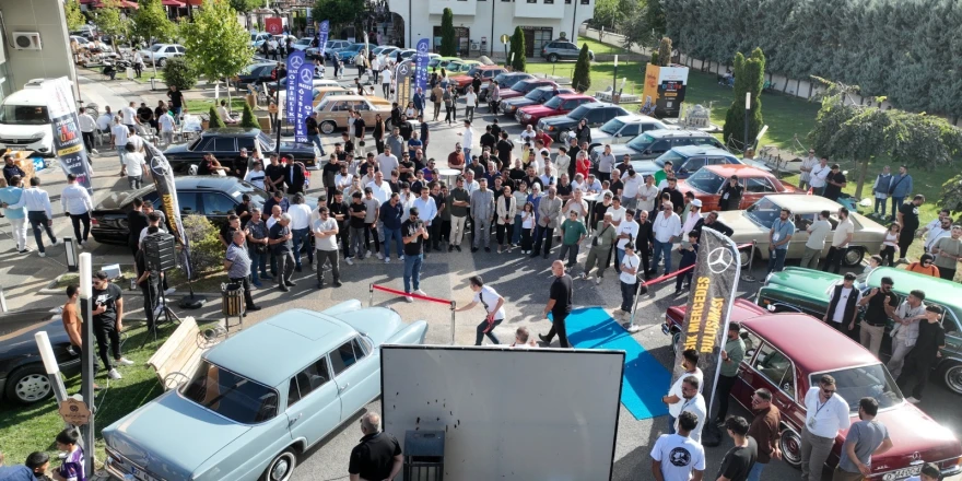 Sanat Sokağı’nda Klasik Mercedes Rüzgarı Esti
