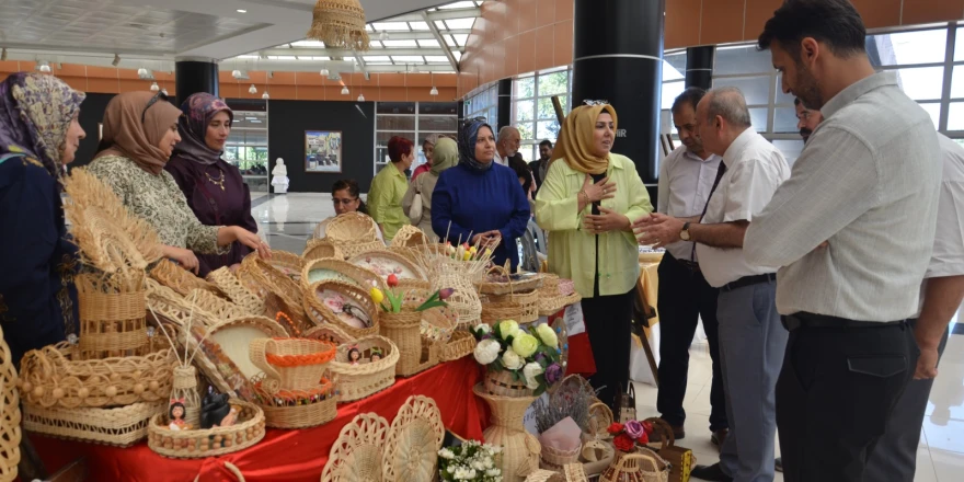“Sanatın İzinde” Sergisi Sanat Merkezi’nde Ziyarete Açıldı El Emeği Göz Nuru Eserler Hafta Boyunca Ücretsiz Gezilebilecek