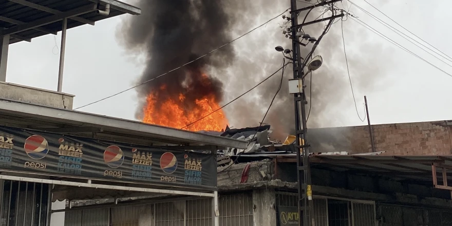 Sanayide işyeri yangını korkuttu, dumanlar gökyüzünü kapladı