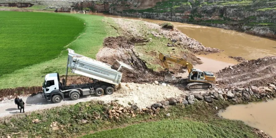Şanlıurfa Viranşehir’de Sel Hasarlarına Karşı Menfez ve Yol Onarımları Devam Ediyor