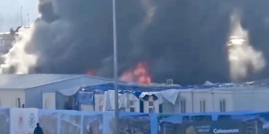 Şantiye Konteynerlerinde Korkutan Yangın: 24 Konteyner Yandı